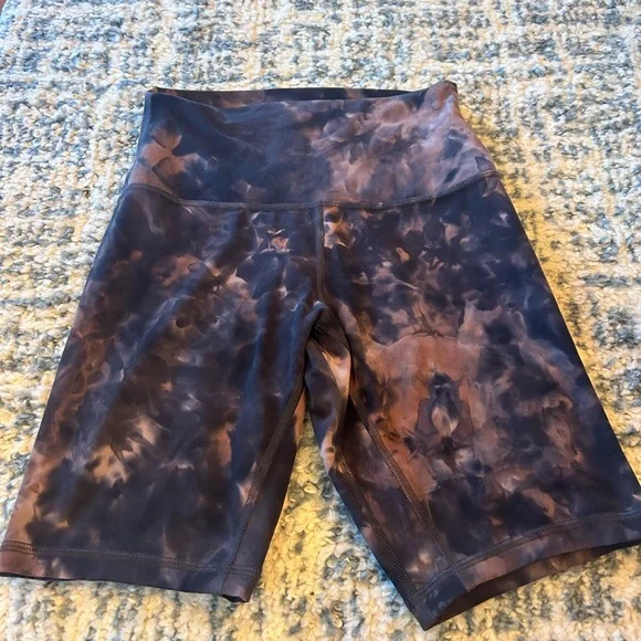 Lululemon Align high rise shorts 8”| size 4| tie dye - Picture 3 of 4